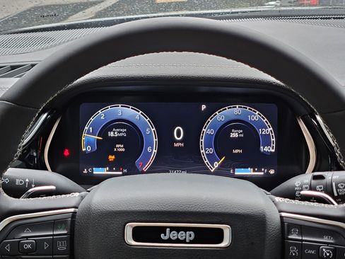 Used 2024 Jeep Grand Cherokee Limited w/ Luxury Tech Group II image 17