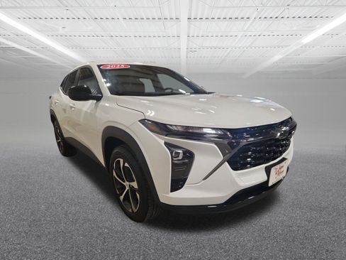 New 2025 Chevrolet Trax RS w/ Sunroof Package image 4