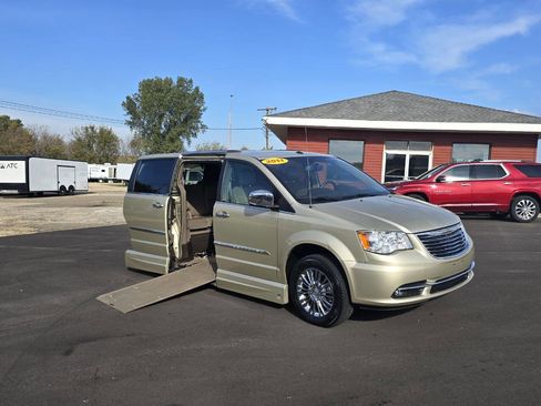 Used 2011 Chrysler Town & Country Limited image 2