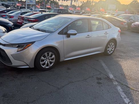 Used 2020 Toyota Corolla LE FWD image 3