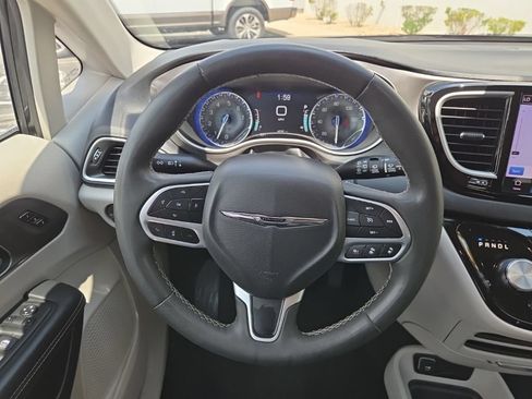 Used 2023 Chrysler Pacifica Touring-L FWD image 31