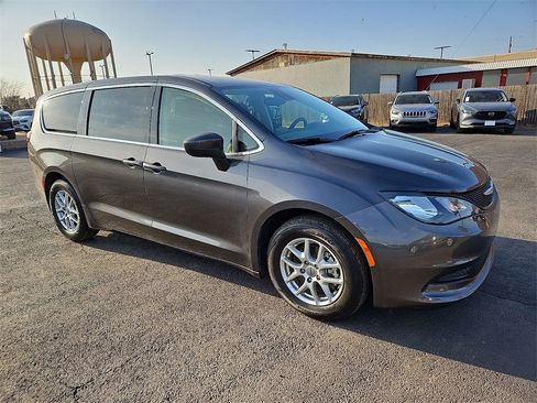 Used 2023 Chrysler Voyager LX image 10