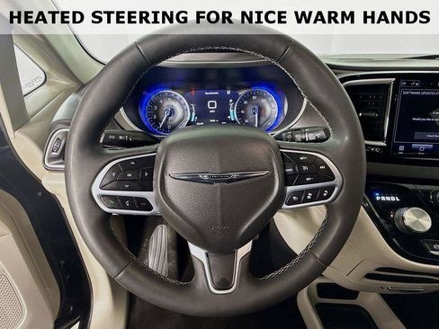 Used 2022 Chrysler Pacifica Touring-L image 11
