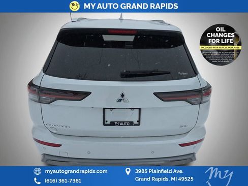 Used 2025 Mitsubishi Outlander SEL image 6