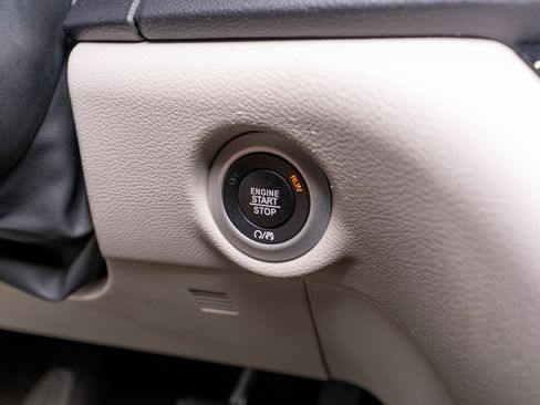 Used 2023 Chrysler Pacifica Touring-L FWD image 25