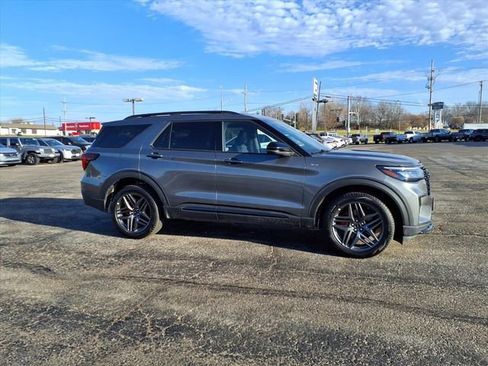 Used 2025 Ford Explorer ST-Line w/ ST-Line Street Pack image 11