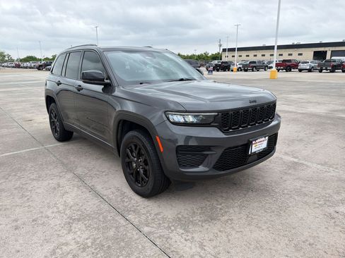Used 2024 Jeep Grand Cherokee Altitude RWD image 6