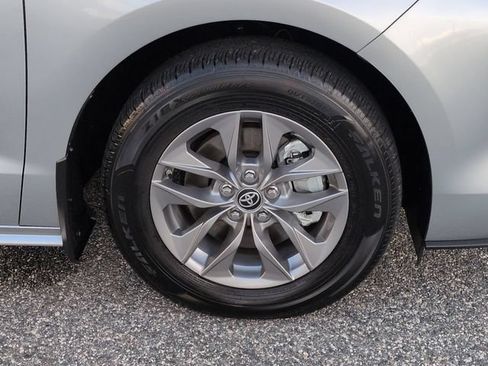 Used 2025 Toyota Sienna XLE FWD image 11