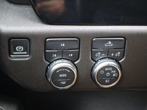 Used 2025 GMC Sierra 2500 SLE w/ SLE Value Package; AWD/4WD image 16