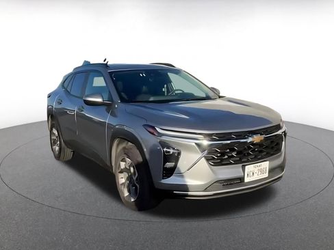 Used 2025 Chevrolet Trax LT image 3