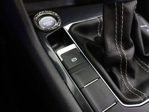 Used 2023 Volkswagen Tiguan SE w/ Panoramic Sunroof Package image 51