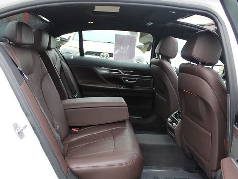 Used 2018 BMW 740i image 27