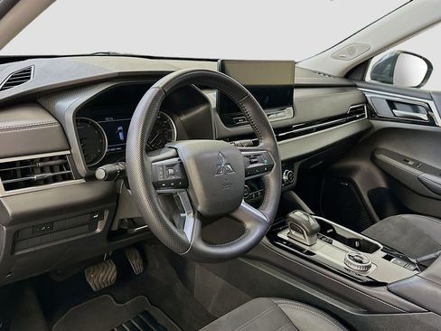 Used 2025 Mitsubishi Outlander SE image 18