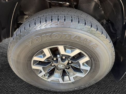 Certified 2020 Toyota Tacoma TRD Off-Road AWD/4WD image 11