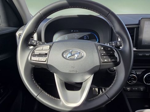 Used 2025 Hyundai Venue SEL image 29