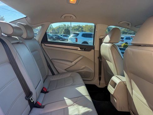 Used 2018 Volkswagen Passat 2.0T R-Line w/ R-Line Lighting Package FWD image 19