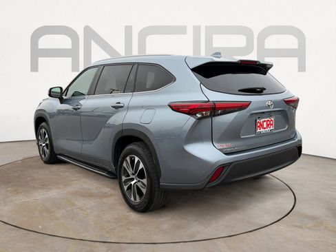 Used 2023 Toyota Highlander XLE image 8