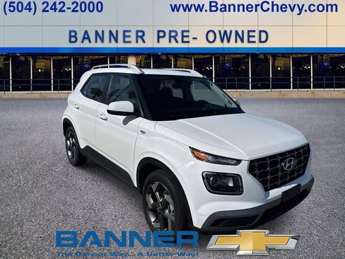 Used 2025 Hyundai Venue SEL FWD image 2