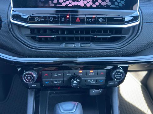 Used 2025 Jeep Compass Latitude w/ Convenience Group image 15