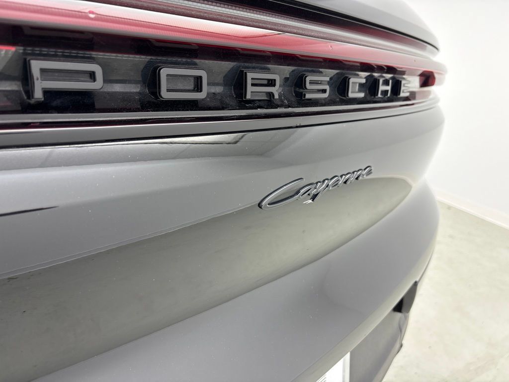 Certified 2024 Porsche Cayenne AWD/4WD image 11