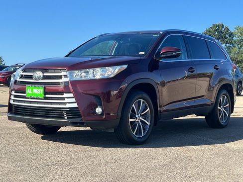 Used 2019 Toyota Highlander XLE image 3