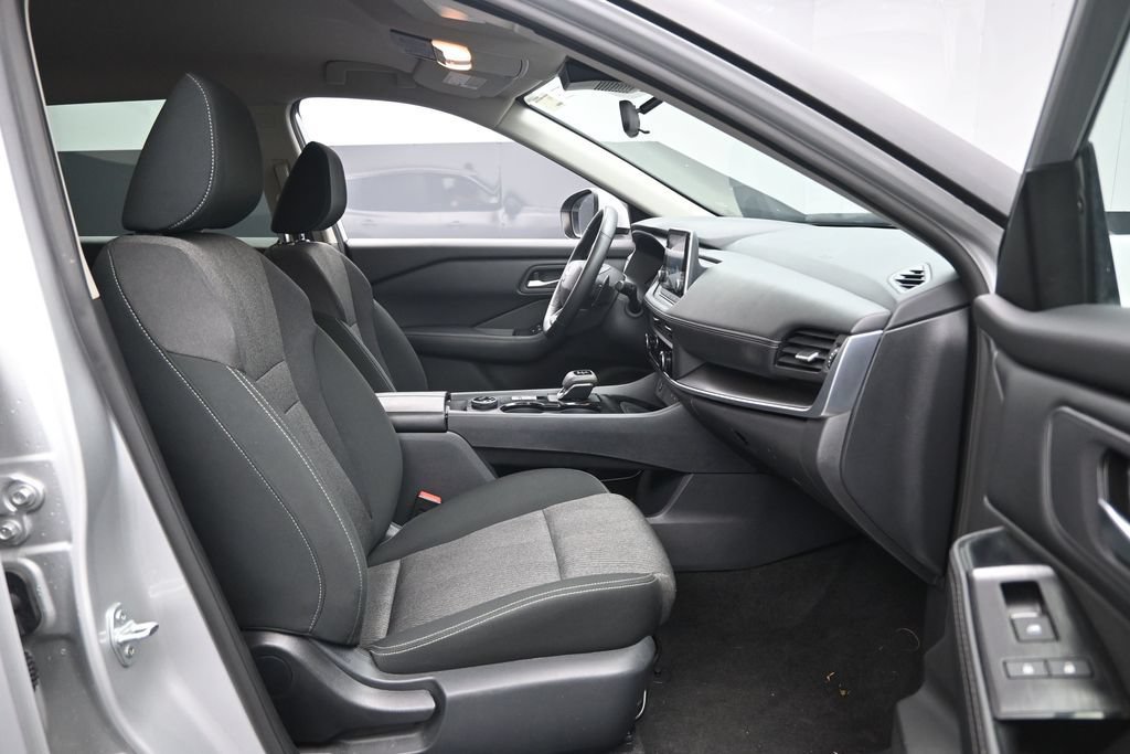 Used 2025 Nissan Rogue SV AWD/4WD image 28