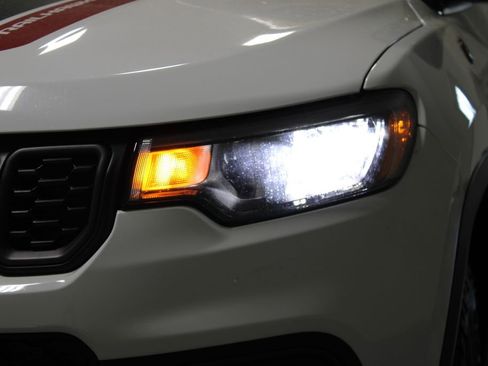 Used 2025 Jeep Compass Trailhawk AWD/4WD image 47