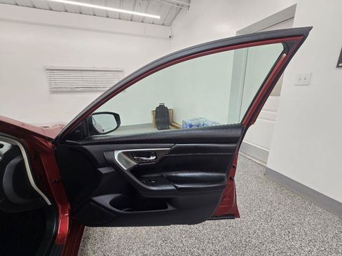 Used 2013 Nissan Altima 3.5 SL w/ Technology Pkg FWD image 32