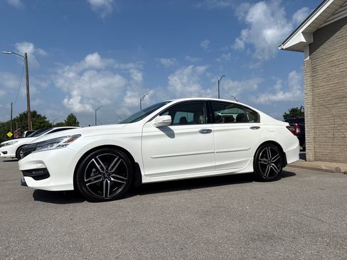 Used 2016 Honda Accord Touring image 2