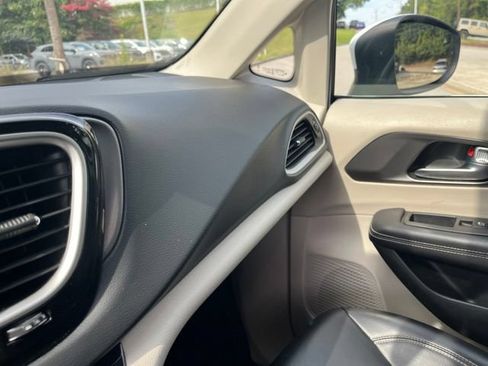 Used 2023 Chrysler Pacifica Touring-L FWD image 28