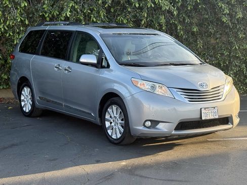 Used 2013 Toyota Sienna Limited w/ Premium Pkg image 3