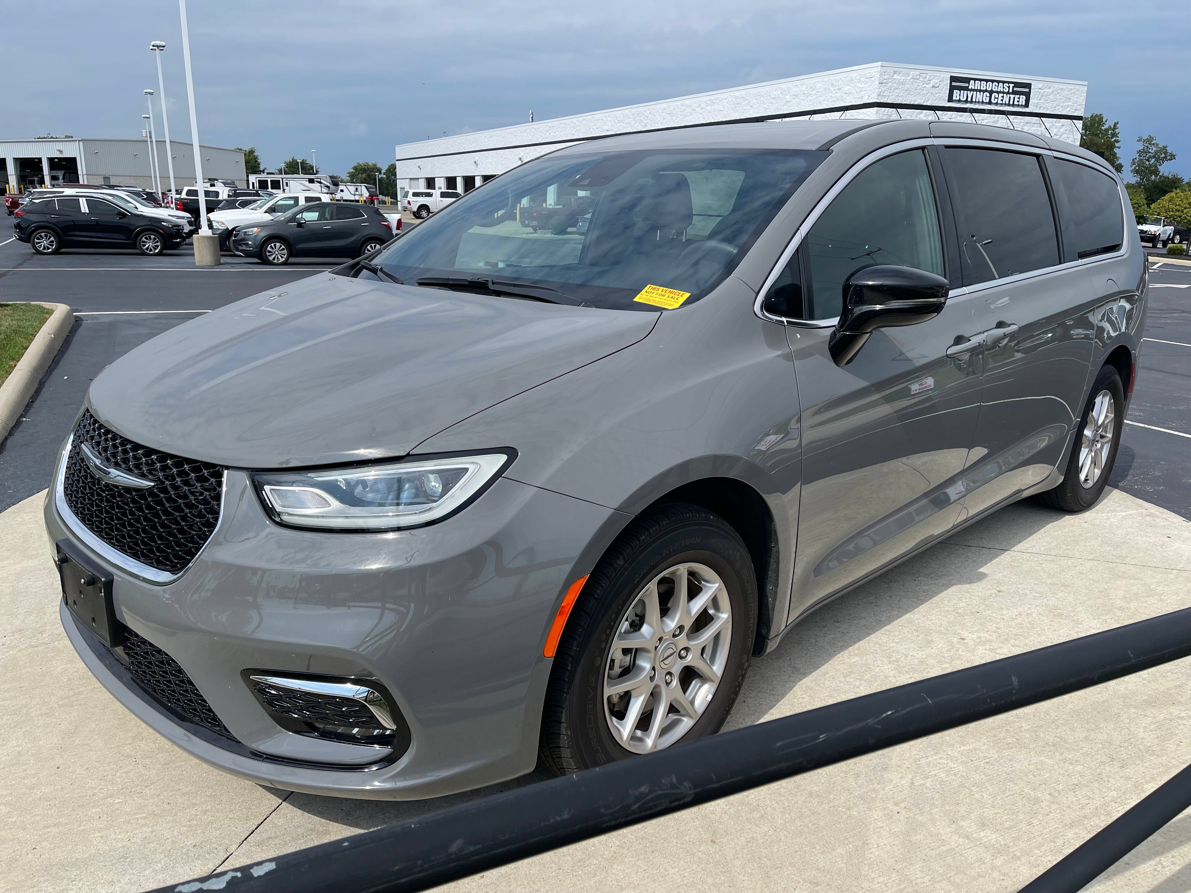 Used 2025 Chrysler Pacifica Select FWD image 3
