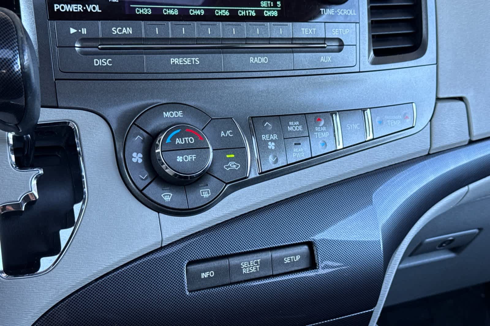 Used 2012 Toyota Sienna SE FWD image 22