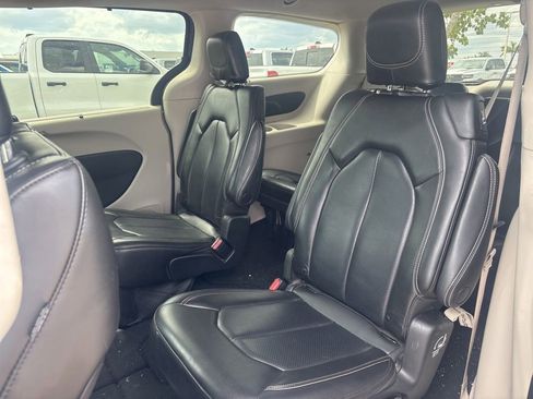 Used 2023 Chrysler Pacifica Touring-L FWD image 11