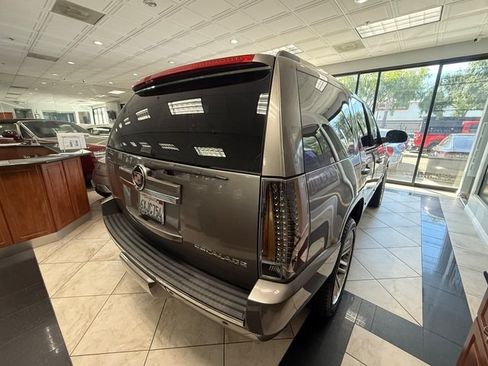 Used 2013 Cadillac Escalade Premium RWD image 22