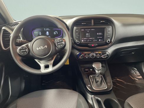 Used 2025 Kia Soul LX w/ LX Technology Package FWD image 15