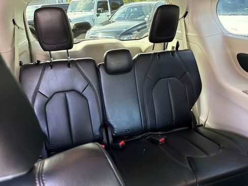 Used 2019 Chrysler Pacifica Touring-L FWD image 12