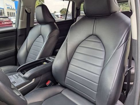Used 2022 Toyota Highlander XLE FWD image 29