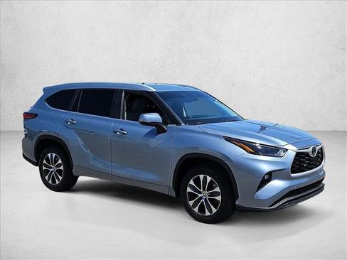 Used 2023 Toyota Highlander XLE FWD image 3