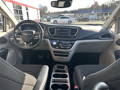 Used 2023 Chrysler Voyager LX image 28