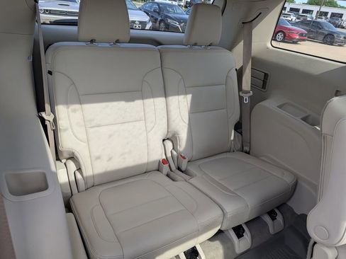Used 2023 GMC Acadia Denali w/ Denali Ultimate Package FWD image 31