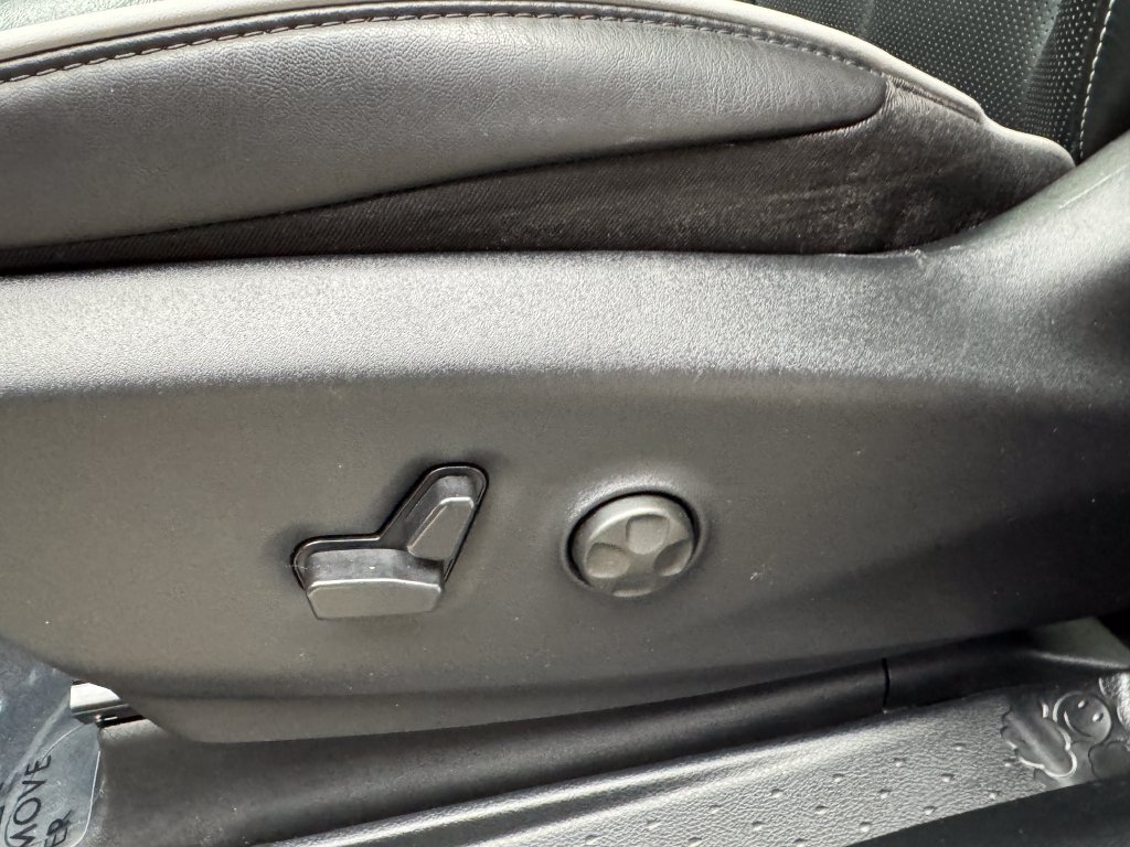 Used 2025 Chrysler Pacifica Limited FWD image 12