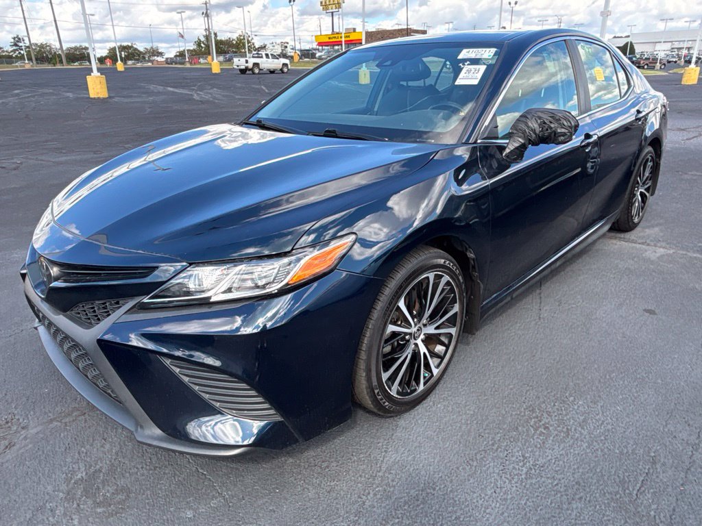 Used 2020 Toyota Camry SE w/ Convenience Package FWD image 1