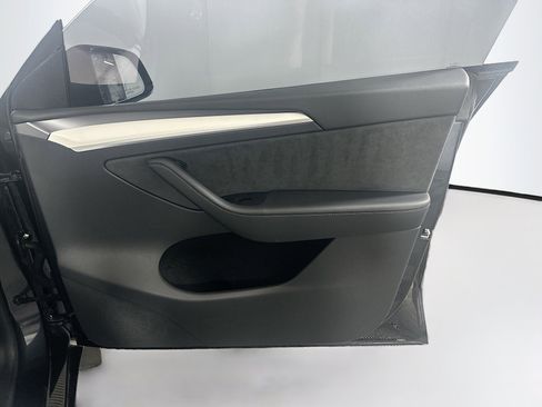 Used 2025 Tesla Model Y Long Range AWD/4WD image 31
