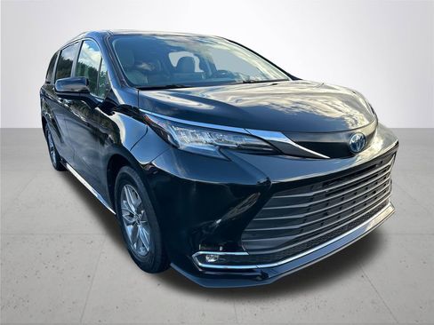 Certified 2023 Toyota Sienna XLE image 6