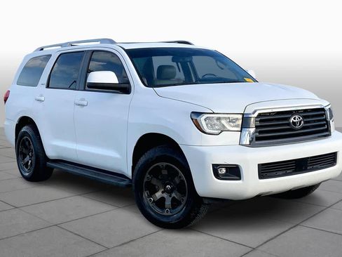 Used 2018 Toyota Sequoia SR5 w/ Premium Package image 3