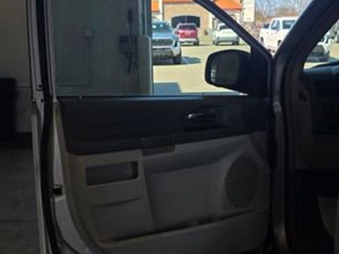 Used 2008 Chrysler Town & Country LX image 10