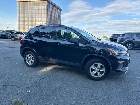 Certified 2021 Chevrolet Trax LT w/ LT Convenience Package AWD/4WD image 3