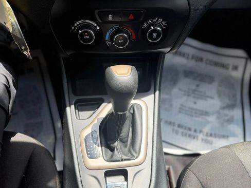 Used 2018 Jeep Cherokee Latitude FWD image 16