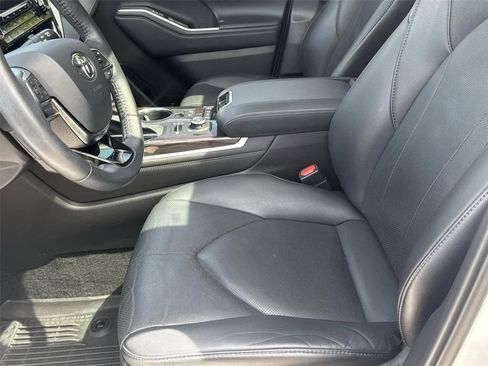 Used 2021 Toyota Highlander Limited AWD/4WD image 8